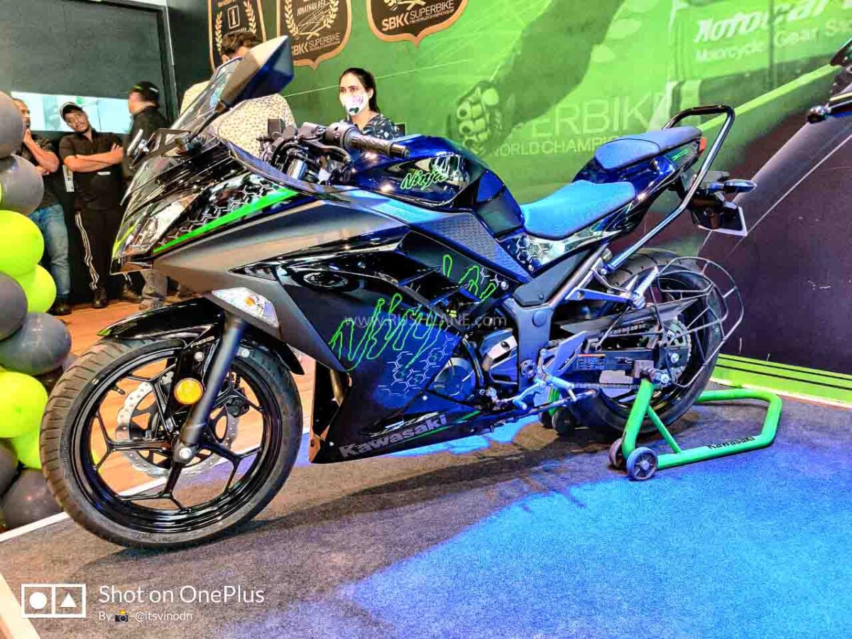 Kawasaki Ninja 300 Arrives At Showroom - First Look Walkaround