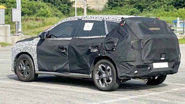New Hyundai MPV Spied