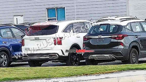 New Kia Sorento SUV - Spied next to Seltos