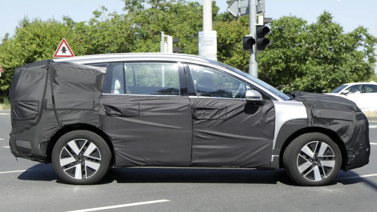 New Hyundai Ioniq 7: electric seven-seat goliath SUV spotted testing