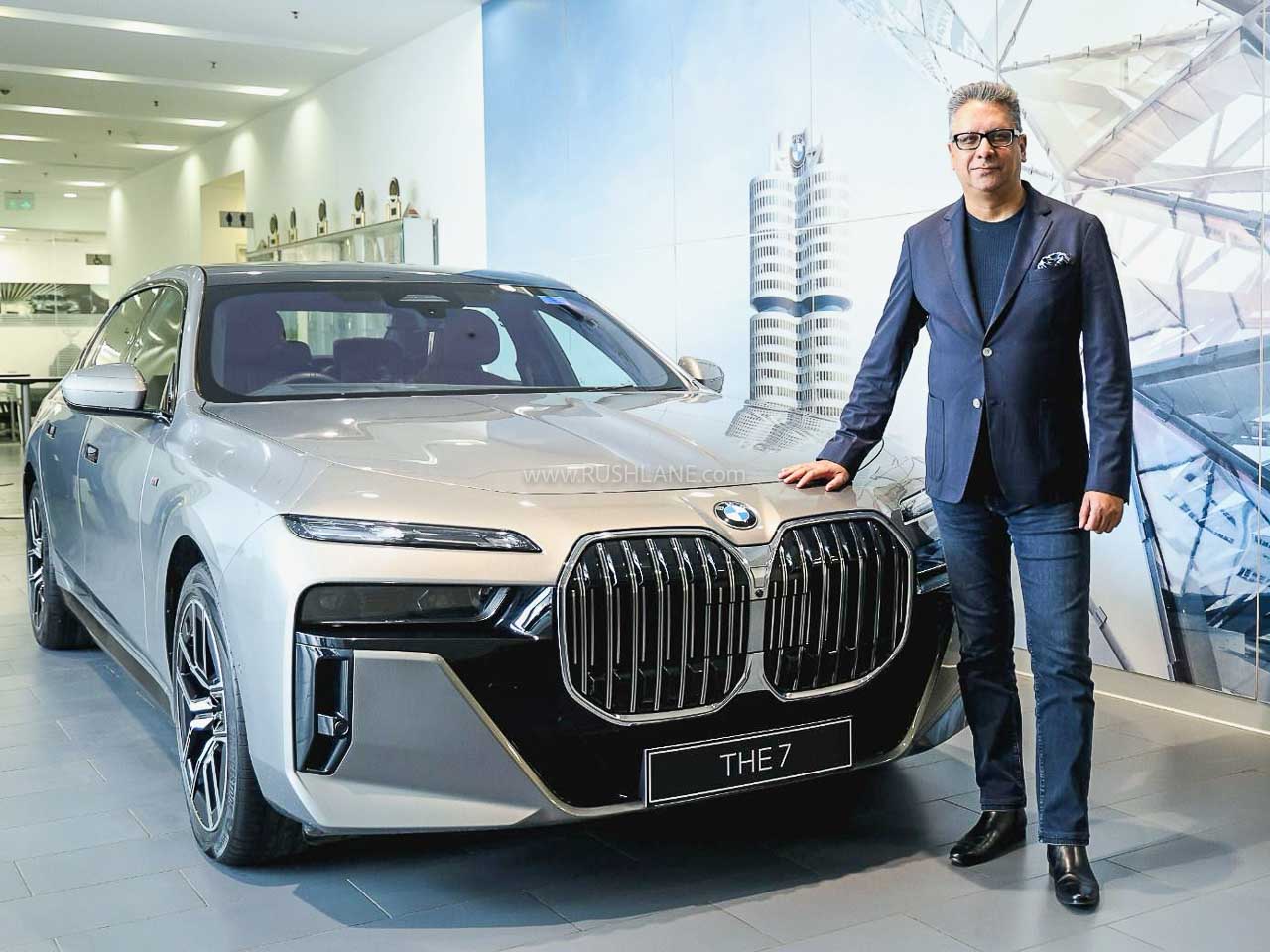Mr. Vikram Pawah, President, BMW Group India with the BMW 7 Series