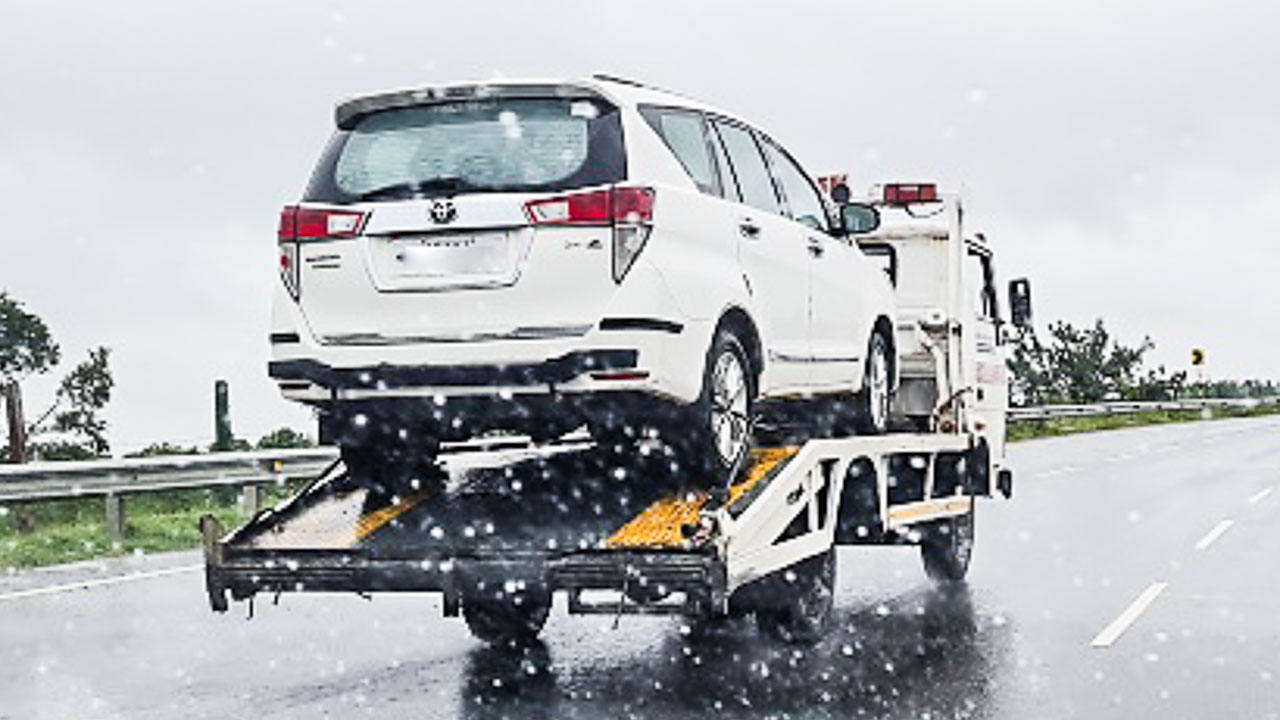 Toyota Innova delivery on flatbed